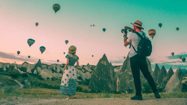 Travel YouTuber balloons