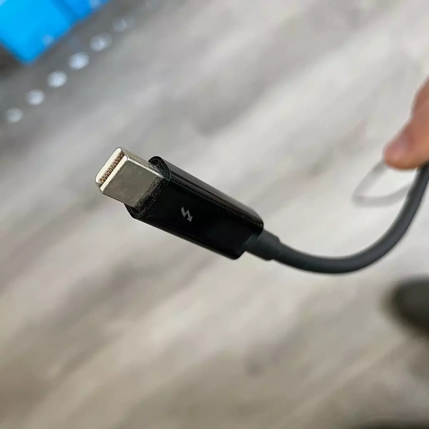 thunderbolt 2 cable connection