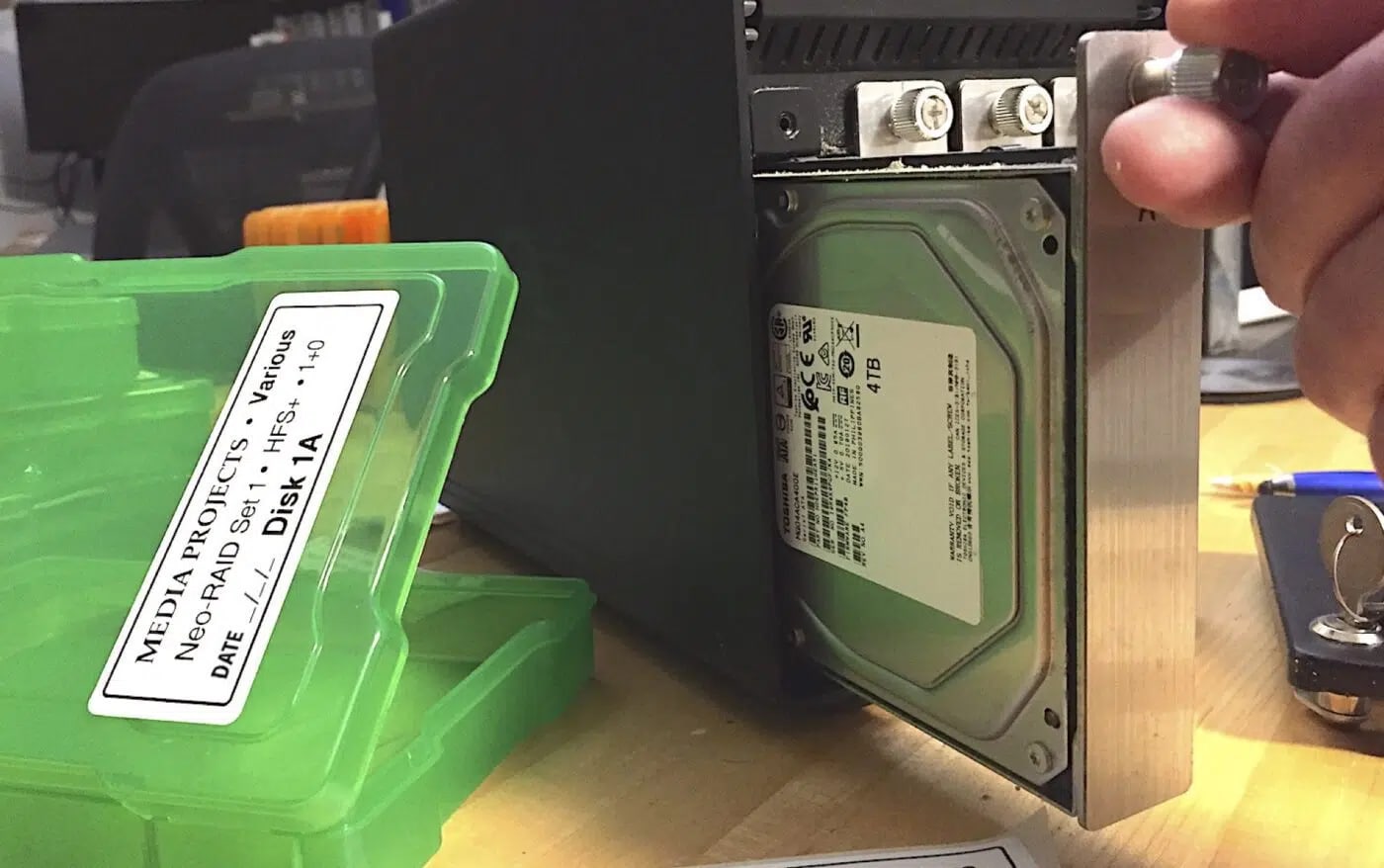 twisting a lock know to remove drive from thunderbay 4