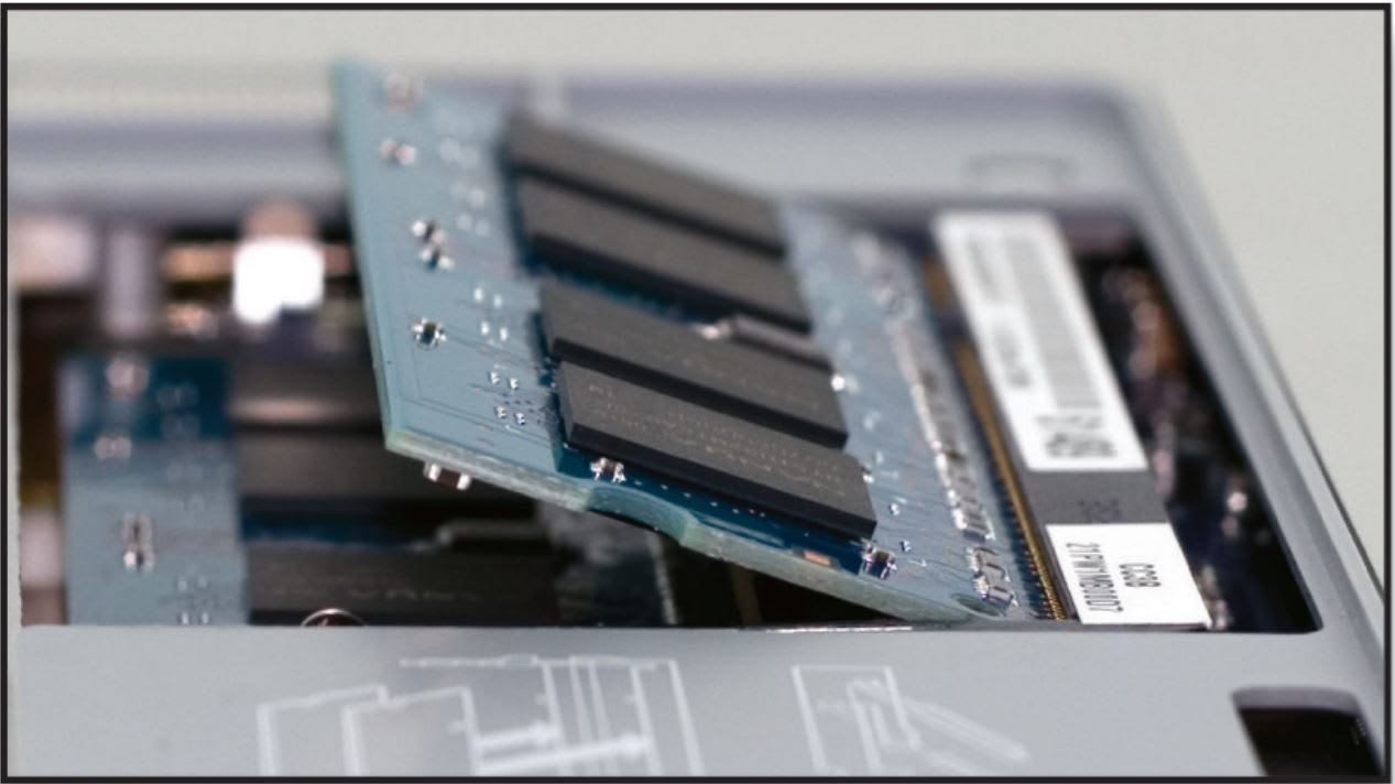 ﻿Apple MacBook Pro 15" & 17" Memory Installation